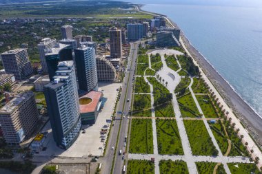 İnsansız hava aracından güzel bir bulvar manzarası.