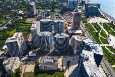 İnsansız hava aracından güzel bir bulvar manzarası.