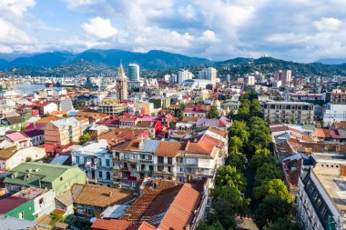 Kırmızı çatıları olan şehir insansız hava aracı görüntüsü