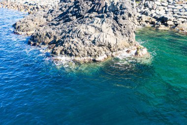İnsansız hava aracından dağlara, ormana ve denize bak.