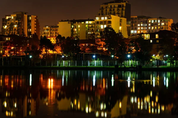 Cidade Noturna Refletida Lago — Fotografia de Stock