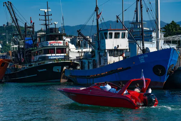 Batumi, Gürcistan - 7 Haziran 2021: Karadeniz 'de tekne gezisi