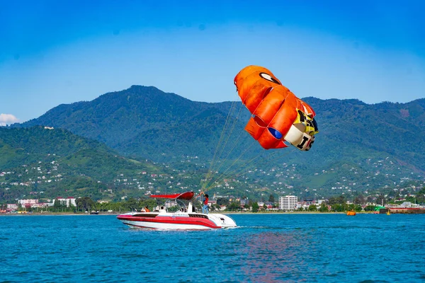 Batumi Georgië Juni 2021 Een Boot Met Een Parachute Zwarte — Stockfoto