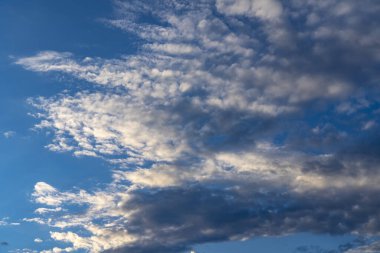 Güzel sirrus bulutları mavi gökyüzüne karşı