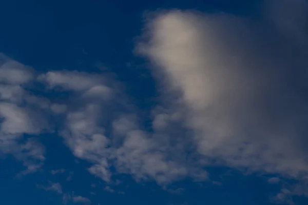Gyönyörű Cirrus Felhők Kék Ellen — Stock Fotó