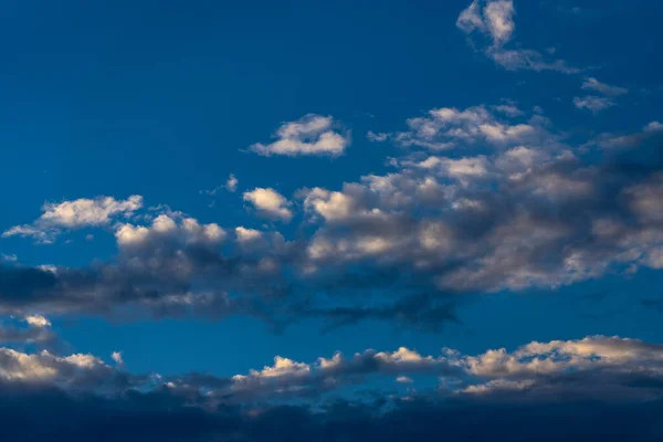 Όμορφα Σύννεφα Cirrus Ενάντια Στον Γαλάζιο Ουρανό — Φωτογραφία Αρχείου