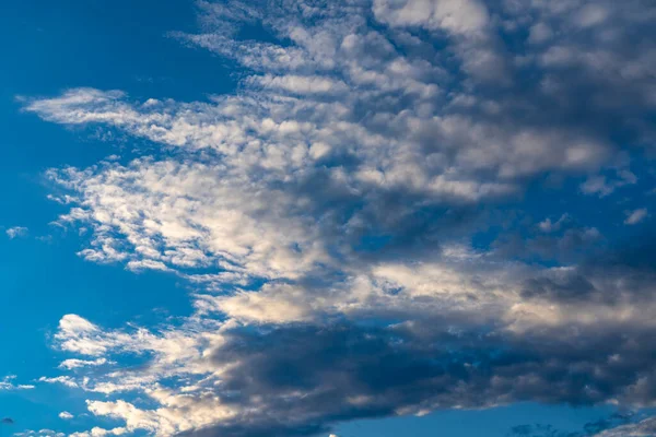 Όμορφα Σύννεφα Cirrus Ενάντια Στον Γαλάζιο Ουρανό — Φωτογραφία Αρχείου