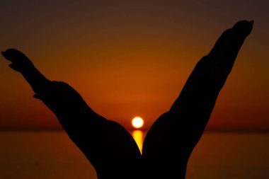 Ellerin arasında güzel turuncu gün batımı