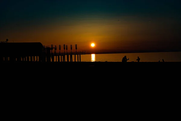 Schöner Orangefarbener Sonnenuntergang Auf Dem Pier — Stockfoto