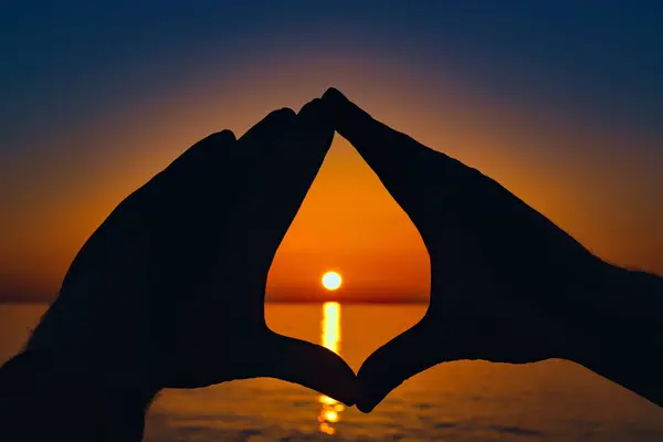 Belo Pôr Sol Laranja Entre Mãos — Fotografia de Stock