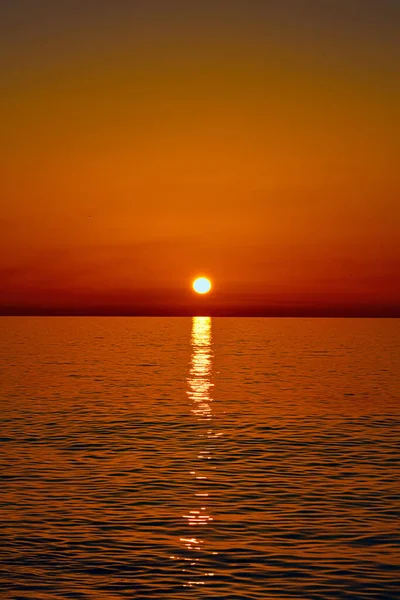 Όμορφο Πορτοκαλί Ηλιοβασίλεμα Μεταξύ Των Χεριών — Φωτογραφία Αρχείου