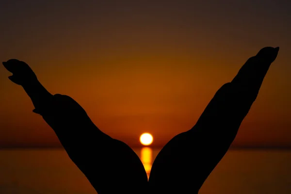 手の間の美しいオレンジ色の夕日 — ストック写真