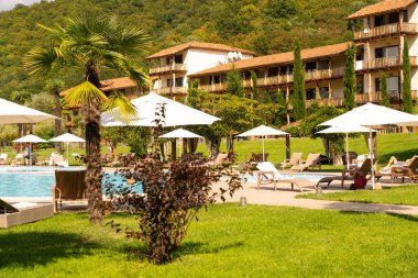 Kafenin avlusunda dekore edilmiş süsler.