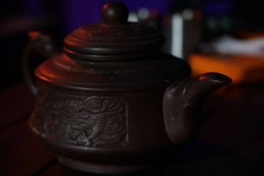 Metal çaydanlık masanın üzerinde duruyor.