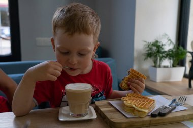 Kahve içen bir çocuk.