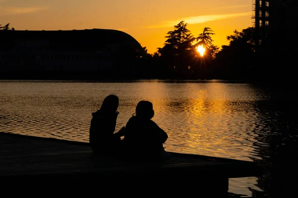 Girls Lake Sunset — Stock Photo, Image