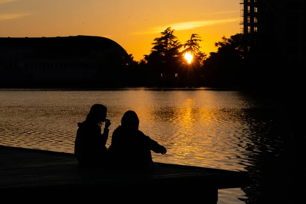 Girls Lake Sunset — Stock Photo, Image