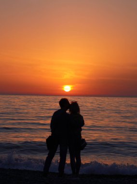 Günbatımında kadın ve erkek