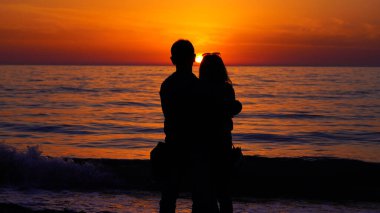 Günbatımında kadın ve erkek