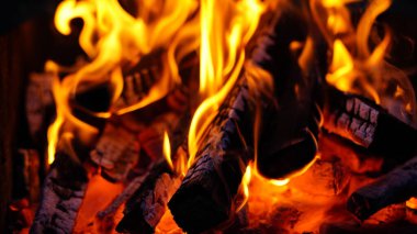 Siyah arka planda yakacak odun yakılıyor