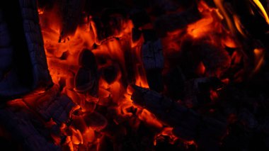 Siyah arka planda yakacak odun yanıyor