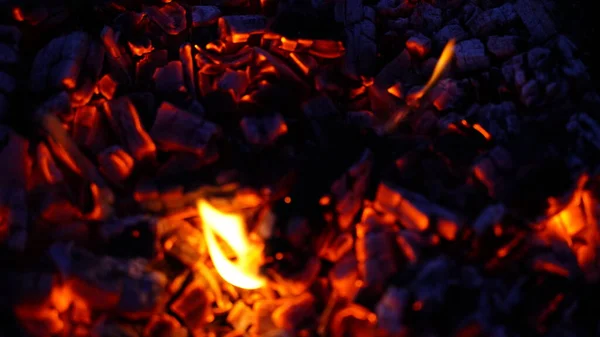 Brennende Kohlen Auf Schwarzem Hintergrund — Stockfoto