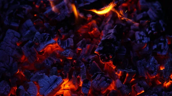 Carbón Ardiendo Sobre Fondo Negro — Foto de Stock