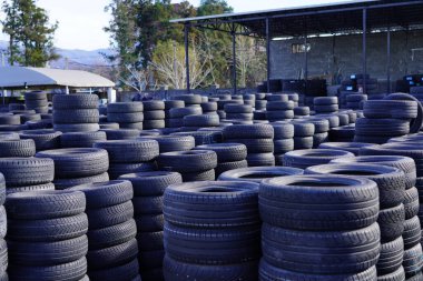 Yorgun. Lastik piramidi. Araç servisi otomobilde mevsimlik lastik değişimi.