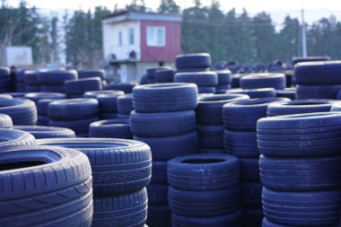 Bir lastik piramidi. Araç servisi otomobilde mevsimlik lastik değişimi