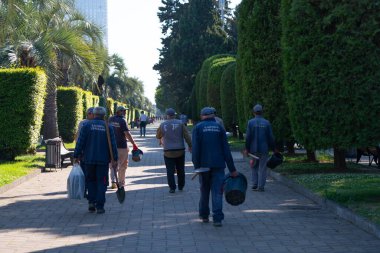 Batumi, Gürcistan - 13 Haziran 2021: Kamu çalışanları bulvarda yürüyor