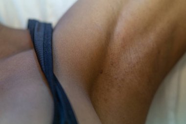 Ebony Girl 'ün Koltuk Altı Depilasyonu