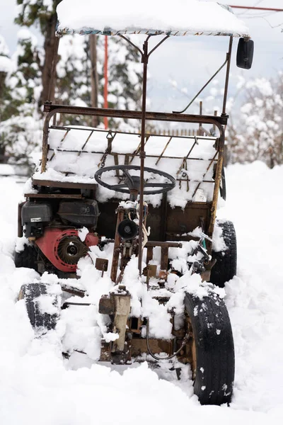 Παλιό Σπιτικό Αυτοκίνητο Στο Χιόνι — Φωτογραφία Αρχείου