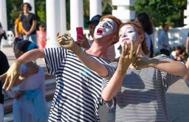 Batumi, Gürcistan - 15 Haziran 2021: Parkta pandomim