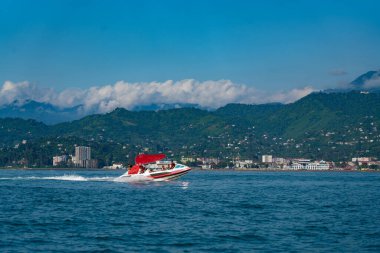 Batumi, Gürcistan - 15 Haziran 2021: Denizde eğlence teknesi