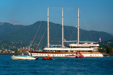 Batumi, Gürcistan - 15 Haziran 2021: Denizdeki büyük turizm gemisi