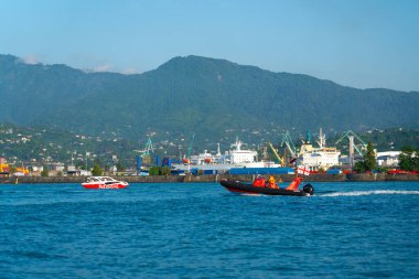 Batumi, Gürcistan - 15 Haziran 2021: Denizdeki deniz koruma botu