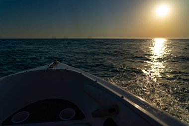 Gün batımında tekneden deniz manzarası