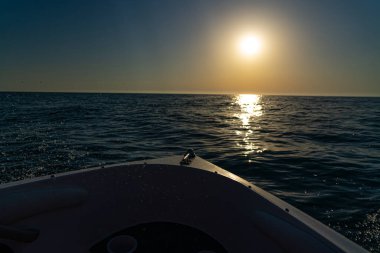Gün batımında tekneden deniz manzarası