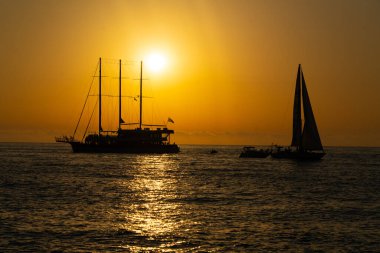 Batum, Gürcistan - 15 Haziran 2021: Gün batımında büyük yelkenli