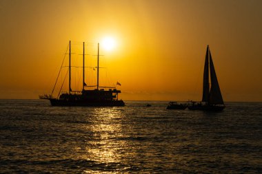 Batum, Gürcistan - 15 Haziran 2021: Gün batımında büyük yelkenli