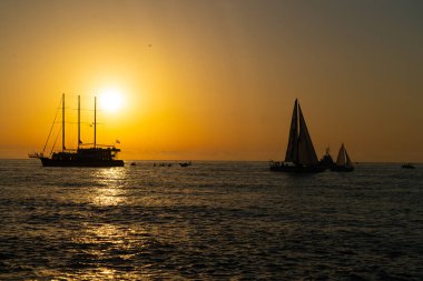 Batum, Gürcistan - 15 Haziran 2021: Gün batımında büyük yelkenli