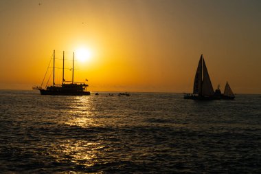 Batum, Gürcistan - 15 Haziran 2021: Gün batımında büyük yelkenli