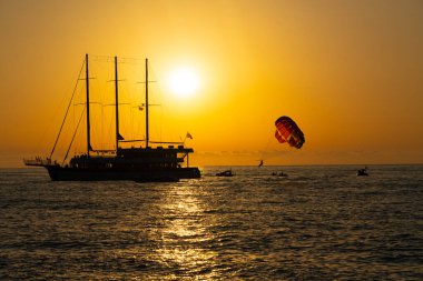 Batum, Gürcistan - 15 Haziran 2021: Gün batımında büyük yelkenli