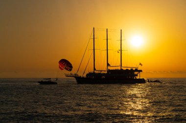 Batum, Gürcistan - 15 Haziran 2021: Gün batımında büyük yelkenli