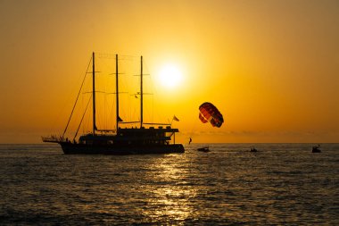 Batum, Gürcistan - 15 Haziran 2021: Gün batımında büyük yelkenli