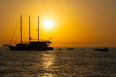 Batum, Gürcistan - 15 Haziran 2021: Gün batımında büyük yelkenli