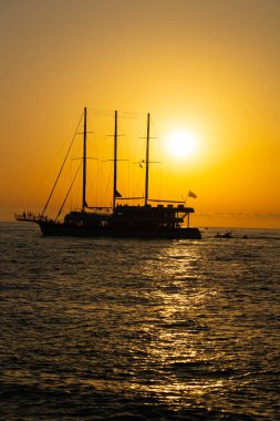 Batum, Gürcistan - 15 Haziran 2021: Gün batımında büyük yelkenli