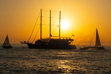 Batum, Gürcistan - 15 Haziran 2021: Gün batımında büyük yelkenli