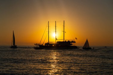 Batum, Gürcistan - 15 Haziran 2021: Gün batımında büyük yelkenli