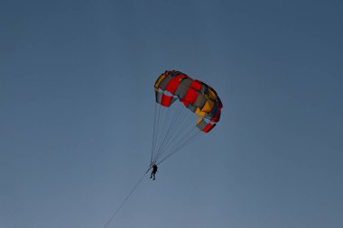 Batumi, Gürcistan - 15 Haziran 2021: Gökyüzündeki paraşütçü
